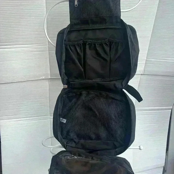 Relabel Black Hanging Toiletry Bsg - Picture 4 of 5